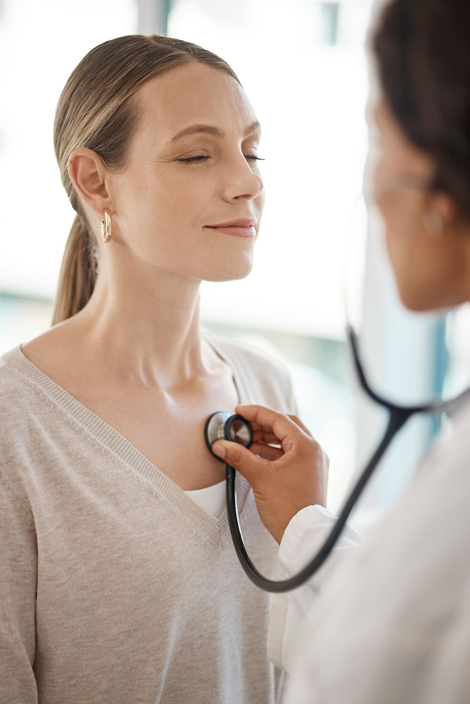 woman-receiving-check-up-with-stethoscope-in-hospi-2026-01-09-11-43-51-utc